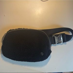 Lululemon Everywhere Belt Bag Black Sherpa